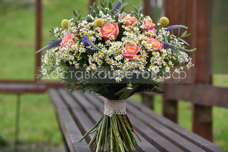 Букет с розами и ромашкой "Медовый месяц"